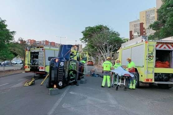 Vuelco de un vehículo en Jinámar tras recibir la embestida de otro/TA.